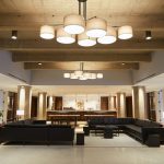 Jak dobrać wielkość żyrandola do pomieszczenia? Zasady, które warto znać